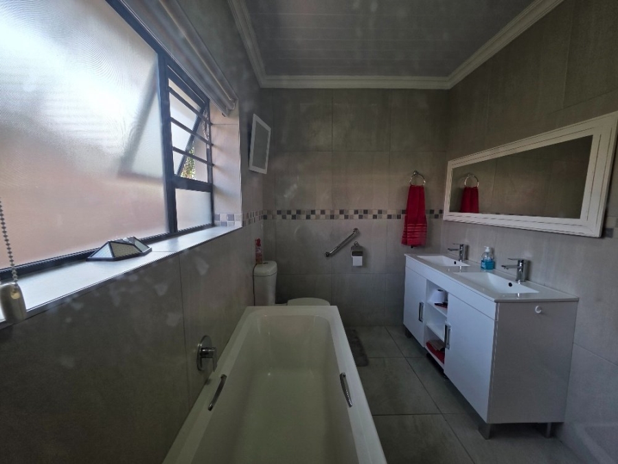 3 Bedroom Property for Sale in Dana Bay Western Cape